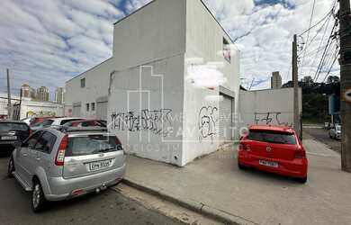 Imagem: A loja possui 2 Banheiros, 100m² de Área Privada e está localizado