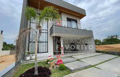 Imagem: A casa em condomínio possui 4 Dormitórios, 4 Suítes, 5 Banheiros