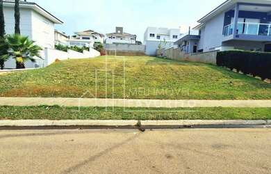 Imagem: O terreno possui 560m² de Área e está localizado em Medeiros