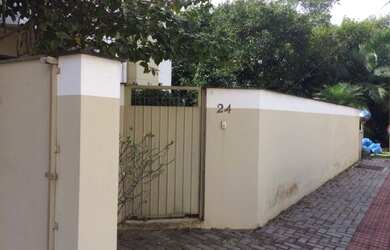 Imagem: A casa possui 4 Dormitórios, 4 Suítes, 2 Vagas na garagem