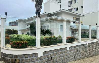 Imagem: A casa possui 1 Dormitório, 2 Suítes, 2 Banheiros, 4 Vagas