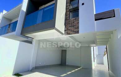 Imagem: A casa possui 3 Dormitórios, 3 Suítes, 3 Banheiros, 2 Vagas