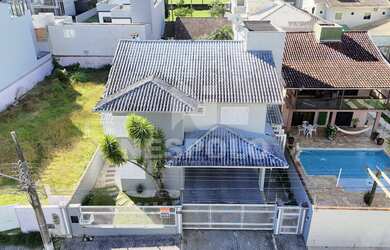 Imagem: A casa possui 3 Dormitórios, 3 Suítes, 3 Banheiros, 2 Vagas