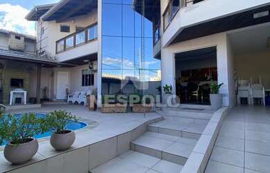 Imagem: A casa possui 4 Dormitórios, 4 Suítes, 5 Banheiros, 2 Vagas