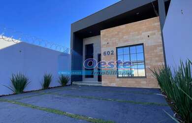 Imagem: A casa possui 2 Dormitórios, 1 Suíte, 1 Banheiro, 2 Vagas