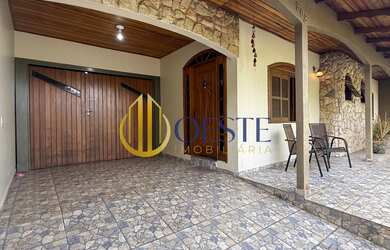 Imagem: A casa possui 4 Dormitórios, 2 Suítes, 3 Vagas na garagem