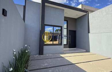 Imagem: A casa possui 2 Dormitórios, 2 Suítes, 1 Banheiro, 2 Vagas