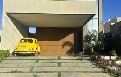 Imagem: A casa possui 3 Dormitórios, 3 Suítes, 4 Banheiros, 2 Vagas