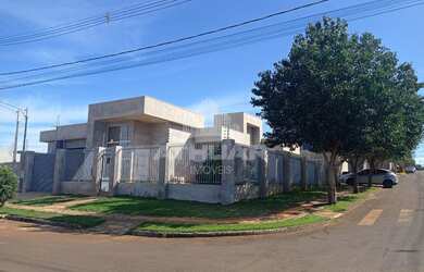 Imagem: A casa possui 2 Dormitórios, 1 Suíte, 1 Banheiro, 4 Vagas