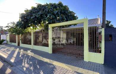 Imagem: A casa possui 2 Dormitórios, 2 Banheiros, 2 Vagas na garagem