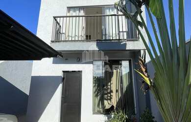 Imagem: A casa possui 2 Dormitórios, 3 Banheiros, 2 Vagas na garagem