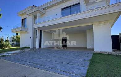 Imagem: A casa possui 4 Dormitórios, 4 Suítes, 2 Banheiros, 6 Vagas