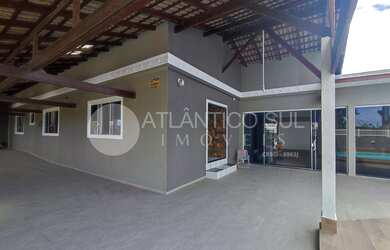 Imagem: A casa possui 4 Dormitórios, 3 Banheiros, 335m² de Área Privada