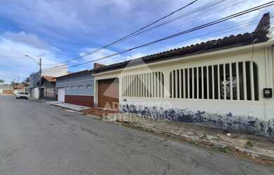 Imagem: A casa possui 3 Dormitórios, 3 Banheiros, 2 Vagas na garagem