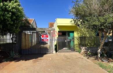 Imagem: A casa possui 4 Dormitórios, 3 Banheiros, 2 Vagas na garagem