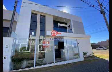 Imagem: A casa possui 3 Dormitórios, 3 Suítes, 1 Banheiro, 2 Vagas