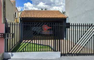 Imagem: A casa possui 1 Dormitório, 1 Banheiro, 4 Vagas na garagem