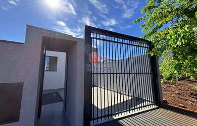 Imagem: A casa possui 2 Dormitórios, 1 Suíte, 1 Banheiro, 2 Vagas