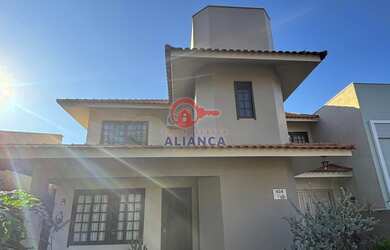 Imagem: A casa possui 2 Dormitórios, 1 Suíte, 2 Banheiros, 3 Vagas