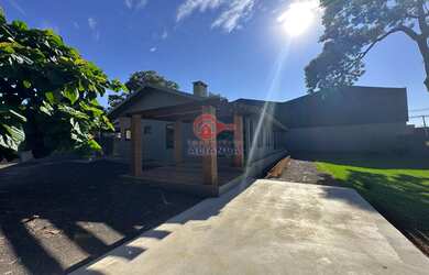 Imagem: A casa possui 2 Dormitórios, 1 Suíte, 2 Banheiros, 4 Vagas