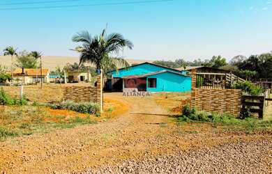 Imagem: A chácara possui 3 Dormitórios, 2 Banheiros, 2 Vagas na garagem