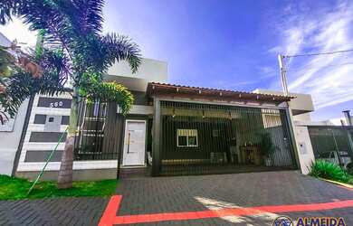 Imagem: A casa possui 2 Dormitórios, 1 Suíte, 1 Banheiro, 2 Vagas