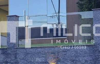 Imagem: A casa possui 3 Dormitórios, 3 Suítes, 2 Banheiros, 4 Vagas