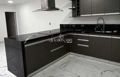 Imagem: A casa possui 3 Dormitórios, 2 Banheiros, 2 Vagas na garagem