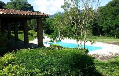 Imagem: A chácara possui 3 Dormitórios, 2 Banheiros, 10 Vagas na garagem