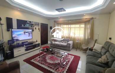 Imagem: A casa possui 3 Dormitórios, 3 Suítes, 2 Banheiros, 4 Vagas