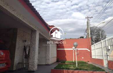 Imagem: A casa possui 3 Dormitórios, 1 Suíte, 1 Banheiro, 4 Vagas