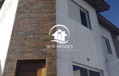 Imagem: A casa possui 2 Dormitórios, 1 Banheiro, 2 Vagas na garagem