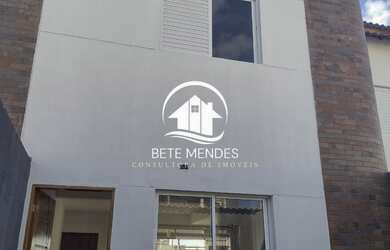 Imagem: A casa possui 2 Dormitórios, 1 Banheiro, 2 Vagas na garagem