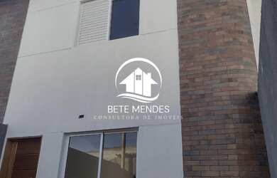 Imagem: A casa possui 2 Dormitórios, 1 Banheiro, 2 Vagas na garagem