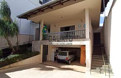 Imagem: A casa possui 4 Dormitórios, 1 Suíte, 2 Banheiros, 4 Vagas