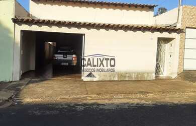 Imagem: A casa possui 3 Dormitórios, 1 Suíte, 1 Banheiro, 3 Vagas