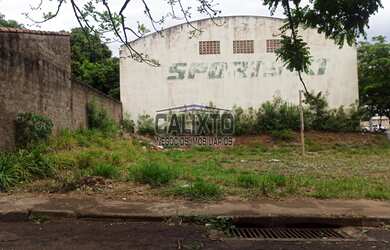 Imagem: O terreno e possui Dormitórios, Suítes, Banheiros, 302-0m²