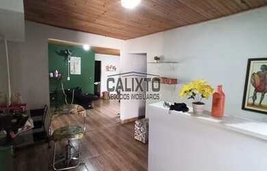 Imagem: A casa possui 2 Dormitórios, 1 Banheiro, 3 Vagas na garagem