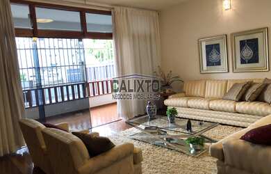 Imagem: A casa possui 5 Dormitórios, 1 Suíte, 3 Banheiros, 2 Vagas