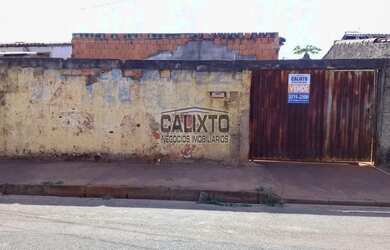 Imagem: A casa possui 3 Dormitórios, 1 Banheiro, 2 Vagas na garagem