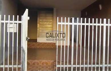 Imagem: A casa possui 4 Dormitórios, 2 Banheiros, 2 Vagas na garagem