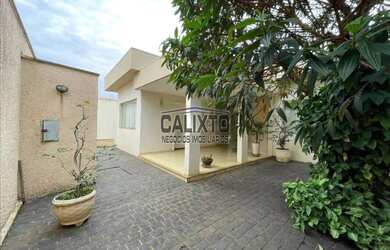 Imagem: A casa possui 6 Dormitórios, 3 Suítes, 1 Banheiro, 4 Vagas