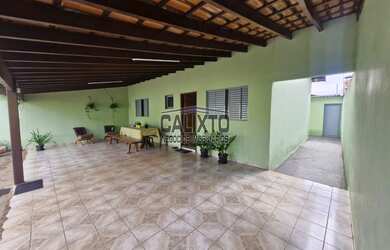 Imagem: A casa possui 2 Dormitórios, 1 Banheiro, 2 Vagas na garagem