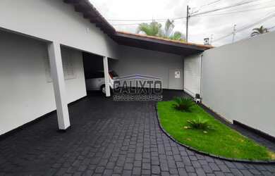 Imagem: A casa possui 3 Dormitórios, 1 Suíte, 1 Banheiro, 3 Vagas