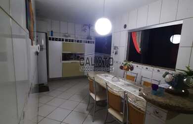 Imagem: A casa possui 3 Dormitórios, 1 Suíte, 2 Banheiros, 2 Vagas