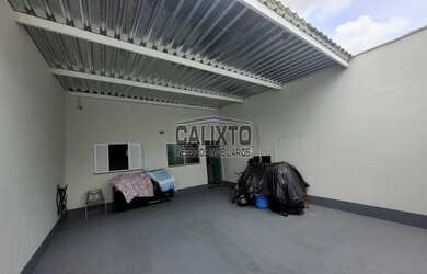 Imagem: A casa possui 2 Dormitórios, 1 Suíte, 1 Banheiro, 2 Vagas