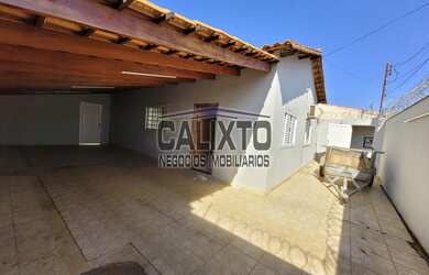 Imagem: A casa possui 2 Dormitórios, 1 Banheiro, 4 Vagas na garagem