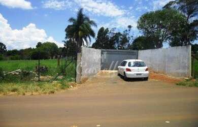 Imagem: A chácara possui 2 Dormitórios, 2 Banheiros, 180m² de Área