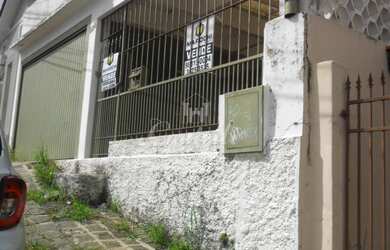 Imagem: A casa possui 4 Dormitórios, 1 Banheiro, 2 Vagas na garagem