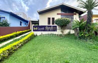 Imagem: A casa possui 3 Dormitórios, 1 Suíte, 3 Banheiros, 2 Vagas